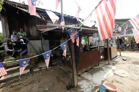 Jalur Gemilang teguh berkibar biarpun rumah masih berlumpur