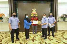 Perkeso serah sumbangan khairat kematian kepada kakak ipar isteri MB