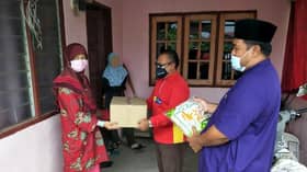 LZS agih bantuan makanan kepada keluarga asnaf terjejas di Sungai Panjang