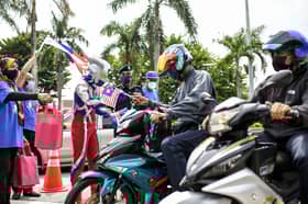 'Ultraman' bantu edar Jalur Gemilang dalam sekatan jalan raya