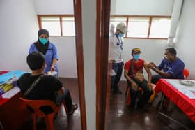 Selalu dengar keburukan vaksin, anak lega ibu akhirnya setuju disuntik