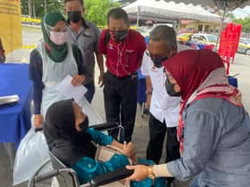 Anak angkat sihat dan tiada kesan magnet, warga emas setuju divaksin