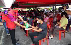 Sukarelawan Sungai Kandis edar 1,000 pek sarapan buat remaja divaksin