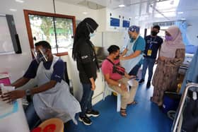 நாட்டில் 89.7 விழுக்காட்டு பெரியவர்கள் தடுப்பூசியை முழுமையாகப் பெற்றனர்