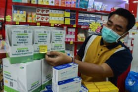 Kerajaan teliti jual kit ujian kendiri di kedai serbaneka, pasar raya