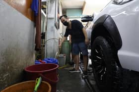 Peniaga beroperasi seperti biasa, simpan bekalan air sejak awal