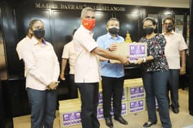 MPHS santuni 36 kakitangan India, serah sumbangan Deepavali