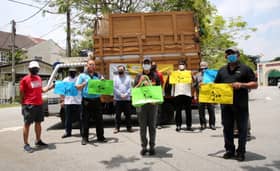 Inisiatif penduduk jual barang kitar semula, dapat beli 30 lampu solar