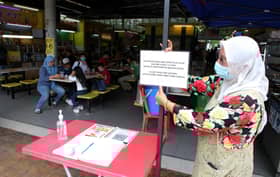 Peniaga pantau ketat SOP, hanya lengkap vaksin boleh makan di kedai