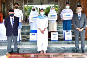 Tengku Permaisuri Norashikin serah sumbangan tablet kepada pelajar asnaf