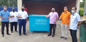 KDEBWM sumbang sembilan tong sampah untuk penduduk Taman Templer