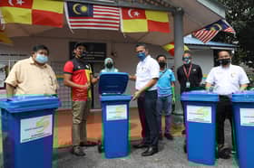 KDEBWM serah 125 unit tong sampah, buang sisa secara teratur