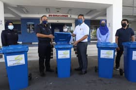 KDEBWM serah 30 tong sampah kepada IPD Kuala Langat