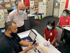 Wakil rakyat agih kad SIM percuma kepada 77 penduduk Banting