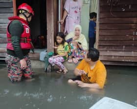 Banjir kilat: 15 rumah dinaiki air, lima kenderaan terkandas di Klang