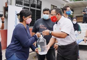 MB agih 500 botol air minuman buat penduduk Flat PKNS Seksyen 17
