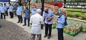 100 keluarga asnaf DUN Ijok terima bakul makanan