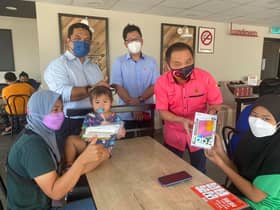 100 kad SIM selesai diagih kepada penduduk Sekinchan