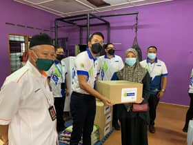 Bantuan kewangan, barangan asas ceriakan 200 asnaf di Hulu Langat