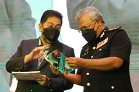 வெ. 700,000 கொள்ளை- எம்.ஏ.சி.சி. அதிகாரி உள்பட இருவருக்கு தடுப்புக் காவல்