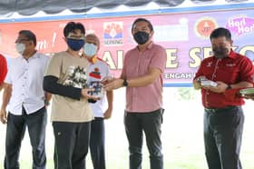 Beri bantuan perubatan, peralatan sekolah ringan beban penduduk