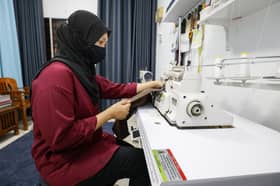 Miliki mesin jahit tepi dengan bantuan Blueprint Pembasmian Kemiskinan