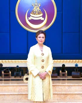 Telepuk seni hiasan busana tradisi diraja Selangor