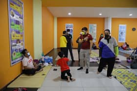 Raja Muda Selangor lawat mangsa banjir di Masjid Negeri