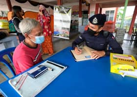Ambil laporan di pusat penempatan, mangsa banjir puji usaha polis