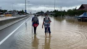 Suami isteri jalan kaki lapan kilometer redah banjir di Meru