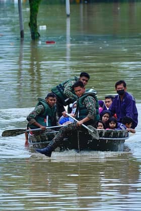Tentera gerak aset bawa keluar mangsa terperangkap, agih makanan