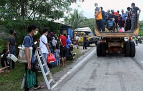 Paras air dua meter, penduduk Bandar Seri Ehsan naik lori pasir selamatkan diri