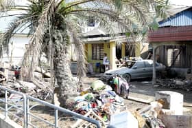 Sukarelawan banjir selamatkan warga emas dihempap bumbung akibat pokok tumbang