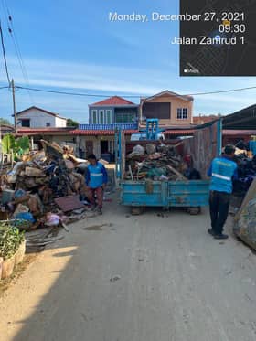 48 KDEBWM trucks deployed to collect flood waste in Hulu Langat