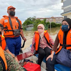 Permaisuri Agong berkenan tinjau situasi banjir di Dengkil