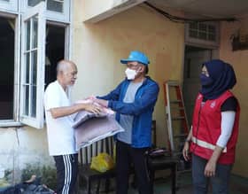 Anwar sumbang bakul makanan bantu mangsa banjir di Kampung Kebun Bunga