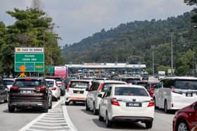 Aliran trafik di lebuh raya utama bergerak perlahan petang ini