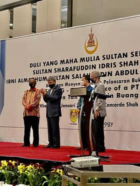 Sultan Selangor lancar buku bekas ketua audit negara