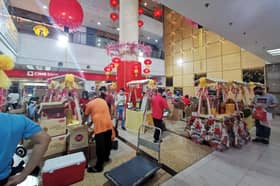 Tahun Baharu Cina kian terasa, peniaga mula jual kelengkapan raya