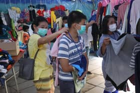 Mangsa banjir syukur dapat seragam sekolah anak di bazaar percuma