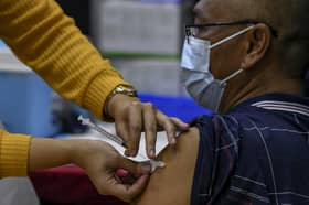 Demam, sakit kepala antara kesan imunisasi dos penggalak kerap dilapor