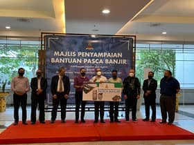 Ratusan staf agensi negeri terkesan bah dapat tunai, barang elektrik