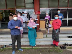 Wakil rakyat Permatang agih alat tulis untuk 387 calon SPM