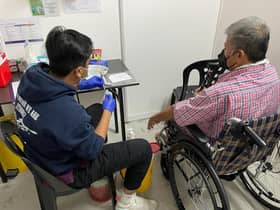 Warga emas rosak saraf kaki, tidur luar kedai dobi dibantu ADN Kampung Tunku