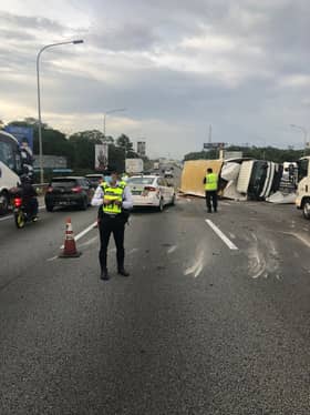 Lori bawa minyak masak terbabas, lebuh raya sesak lima kilometer