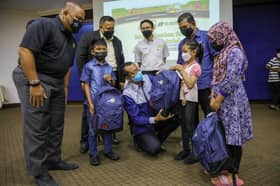 64 pelajar B40 DUN Seri Setia terima kelengkapan sekolah