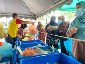 Batu Tiga chicken sale met with hearty reception, all sold out