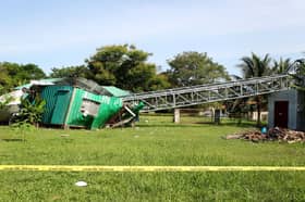 Menara pemancar setinggi 30 meter tumbang akibat ribut, hempap kabin surau