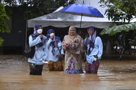 Rumah dilanda bah, pengantin harung air ke masjid langsung majlis nikah