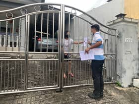 安邦再也市会官员上门拜访居民 指导正确垃圾处理方式